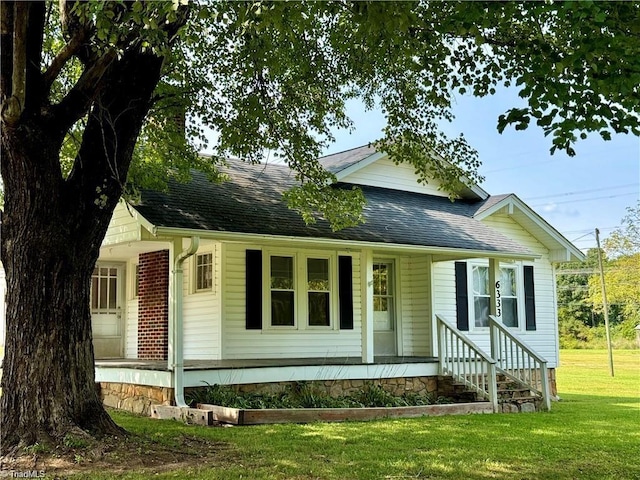 view of front facade with a front lawn