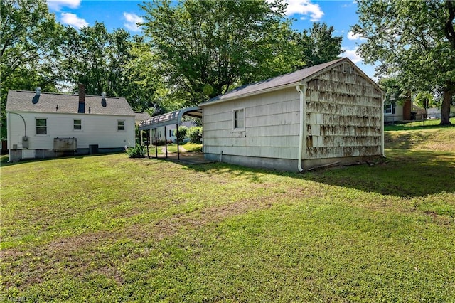 view of grassy yard featuring an outbuilding