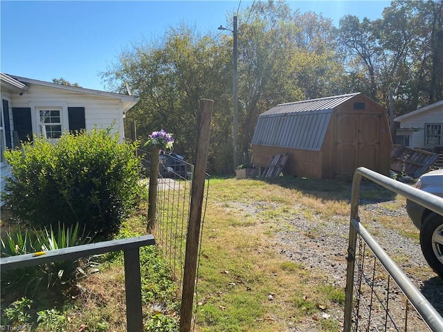 view of yard featuring a shed