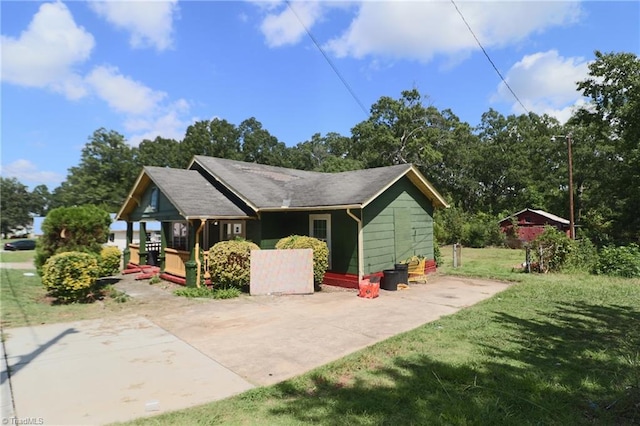 ranch-style house featuring a front lawn and covered porch