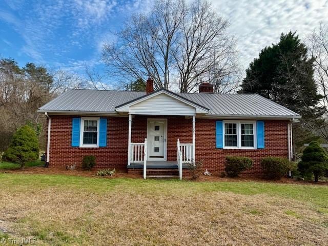 view of front facade with a front yard