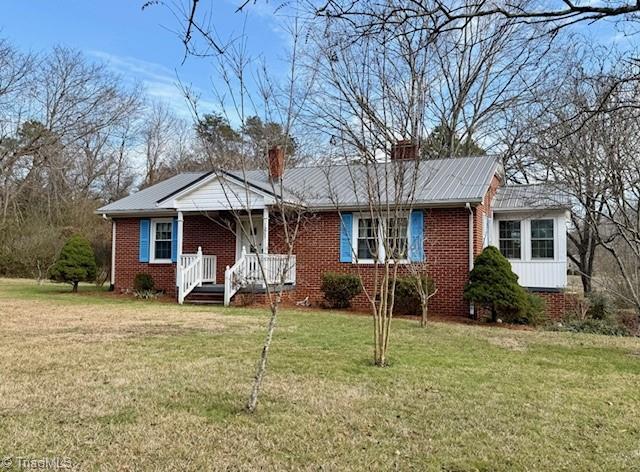 view of front of home featuring a front yard