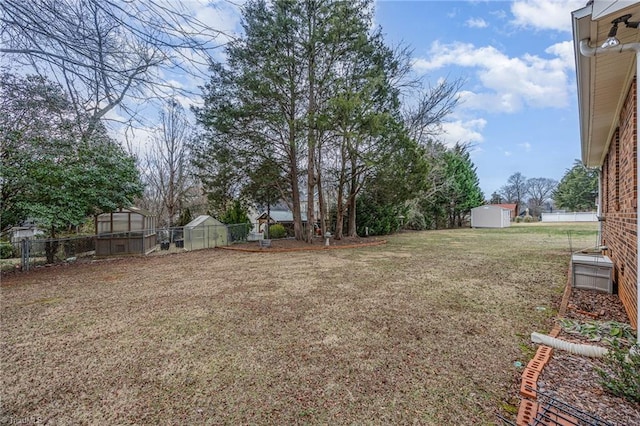 view of yard featuring a shed