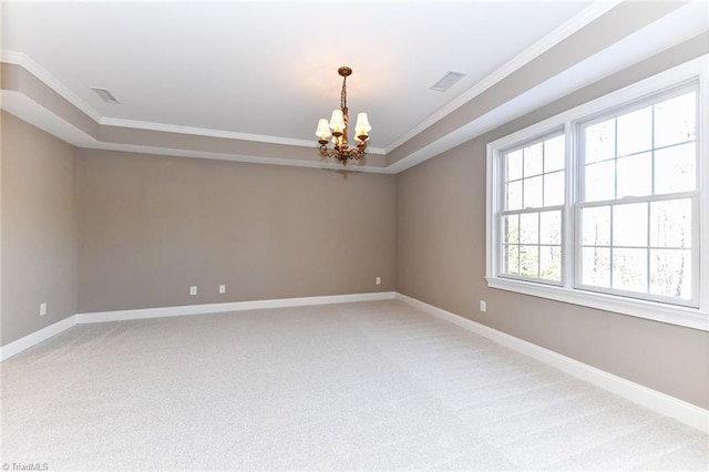 spare room featuring carpet, a tray ceiling, an inviting chandelier, and ornamental molding