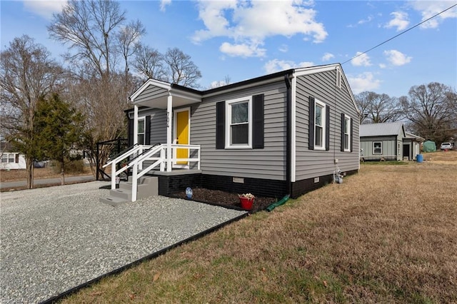 manufactured / mobile home featuring a front yard