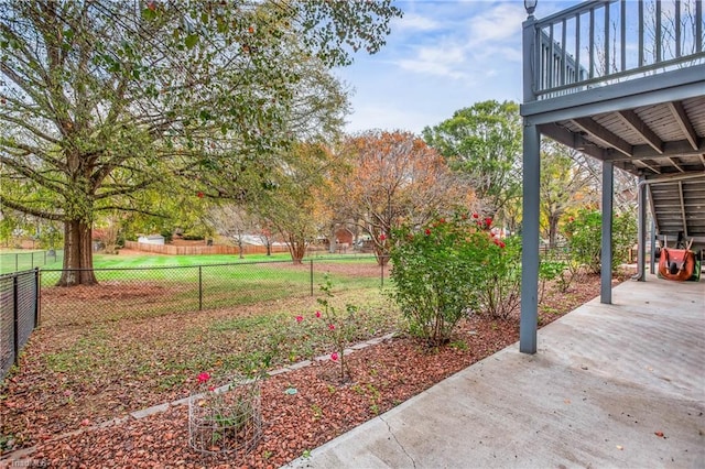 view of yard featuring a patio