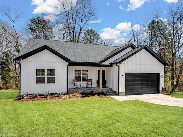 modern inspired farmhouse with covered porch, driveway, an attached garage, and a front yard