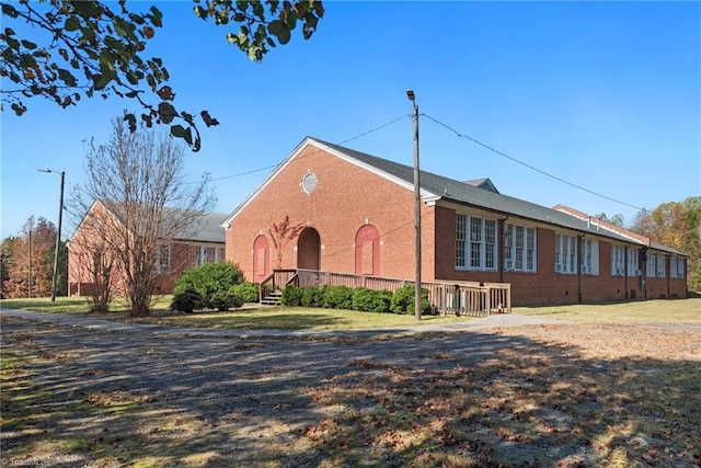 view of front facade featuring a front lawn