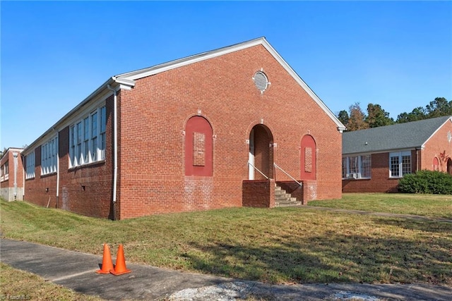 view of front of property featuring a front lawn