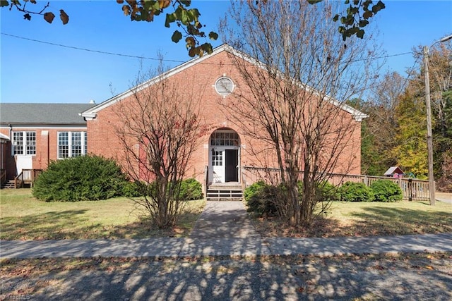 view of front of house featuring a front yard