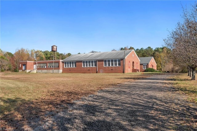 view of front facade featuring a front lawn