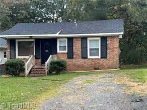 view of front of house featuring a front lawn