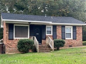 single story home with a front yard