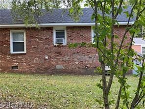 view of side of property featuring a lawn