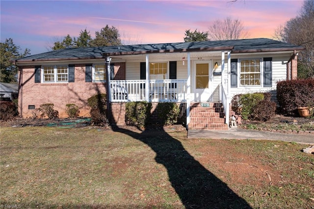 view of front facade featuring a porch and a yard