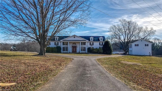 neoclassical / greek revival house featuring a front lawn