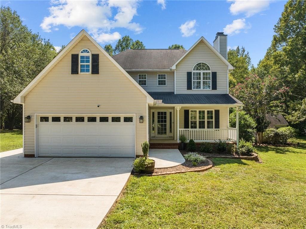 front of property with a porch and a front yard