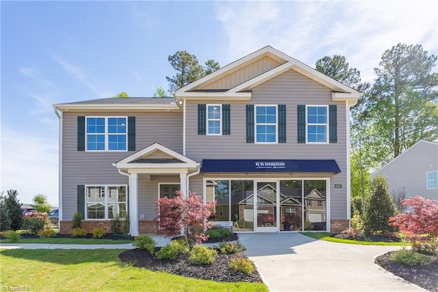 craftsman-style house featuring a front yard