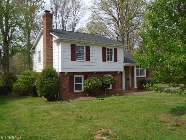 view of front facade with a front lawn