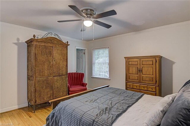 bedroom with light wood-type flooring, ornamental molding, and ceiling fan