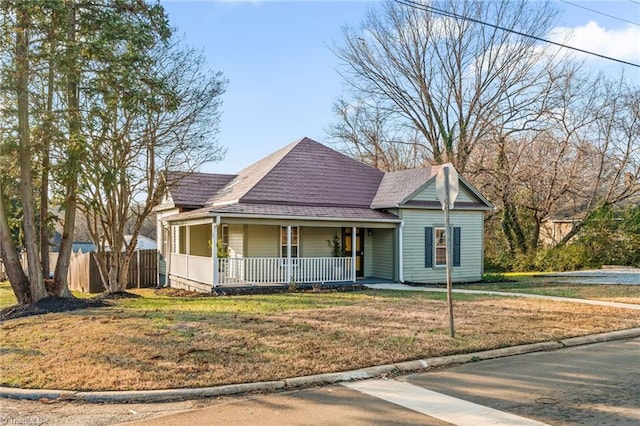 view of front of property featuring a front yard and covered porch