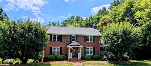 view of front facade with a front yard