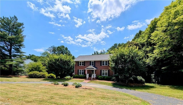 colonial home featuring a front yard