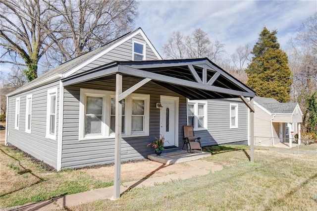 bungalow-style house featuring a front lawn