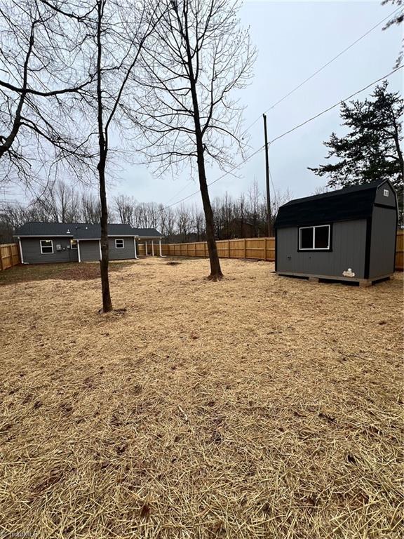 view of yard with a shed