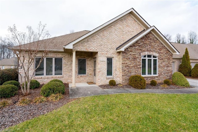 view of front facade featuring a front yard