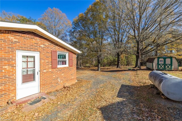 view of yard with a shed