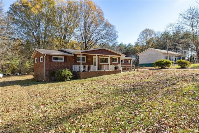 view of front of property featuring a porch and a front lawn