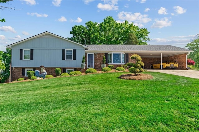 100 Monroe Dr, Lexington, NC 27295 - tri-level home with concrete driveway, a front lawn, and brick siding