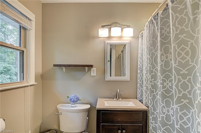 full bath with toilet, a shower with shower curtain, and vanity