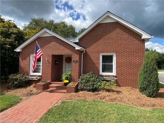 view of front of home featuring a front lawn