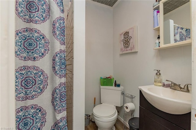 704 Summit Rd, High Point, NC 27265 - full bath featuring ornamental molding, vanity, and curtained shower