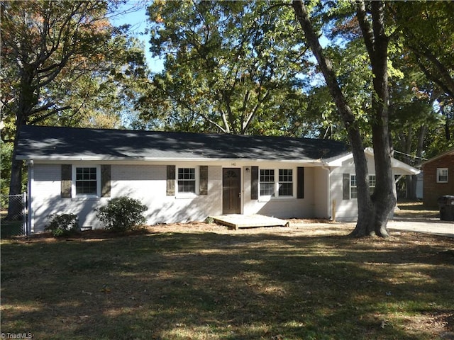 single story home with a front lawn