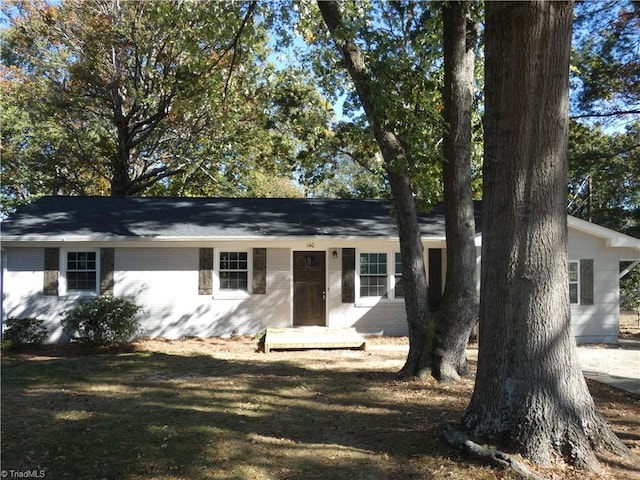 single story home featuring a front lawn