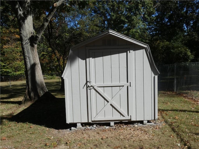 view of outbuilding featuring a lawn