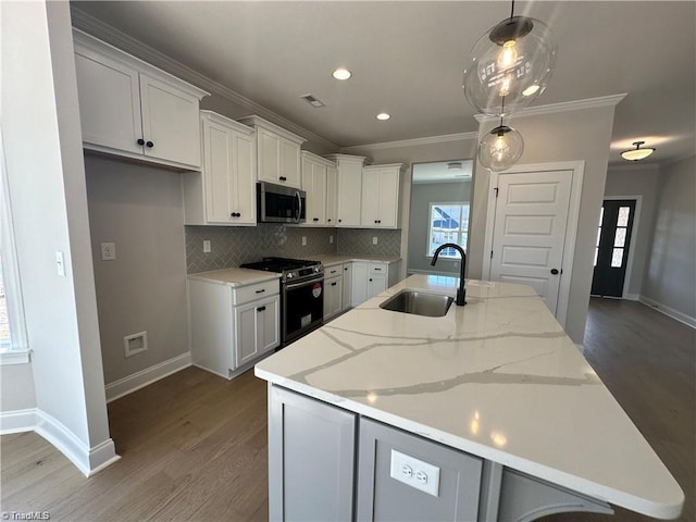 308 Grandworth Way, King, NC 27021 - kitchen featuring stainless steel appliances, a sink, wood finished floors, baseboards, and ornamental molding
