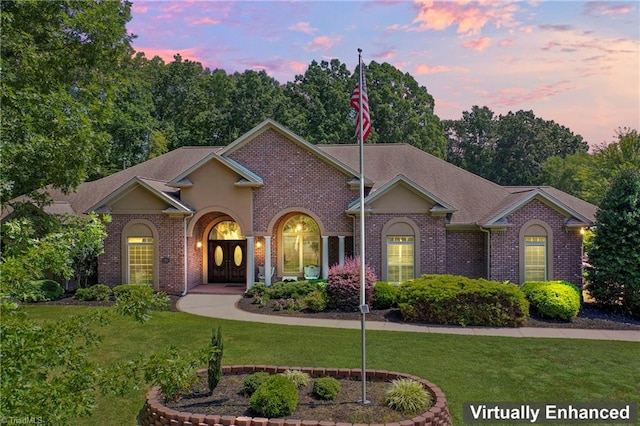 view of front of property featuring a yard