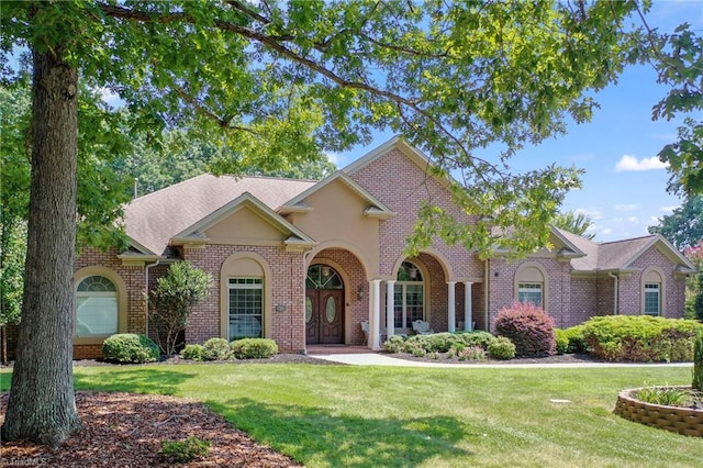 view of front of home featuring a front lawn