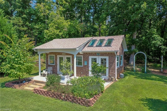 view of front of house featuring a front lawn