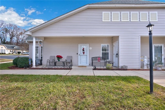 view of front facade with a front yard