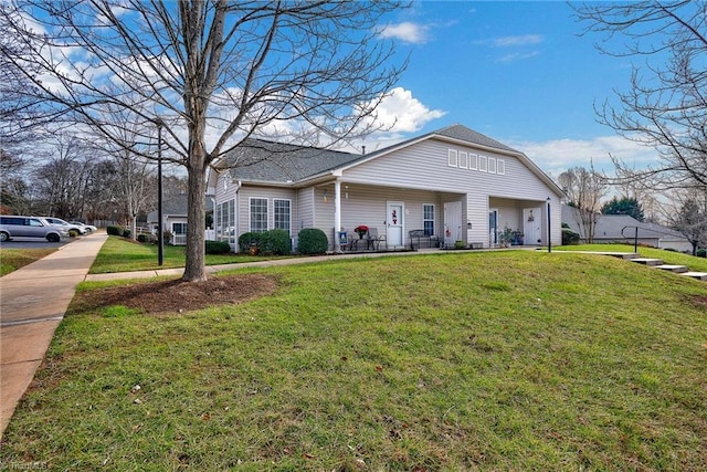 view of front of property featuring a front lawn and a porch