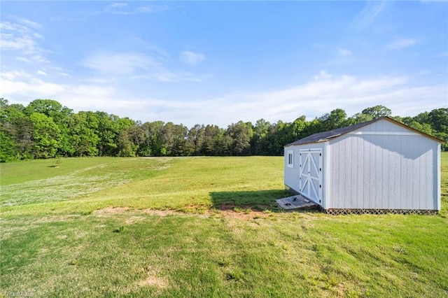 view of yard featuring an outdoor structure and a shed
