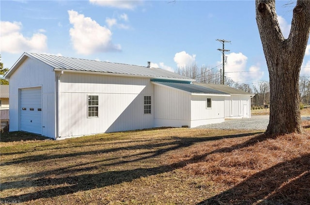 view of side of property featuring a lawn