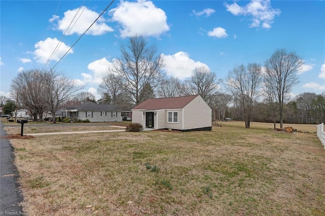 view of front of property featuring an outbuilding and a front yard