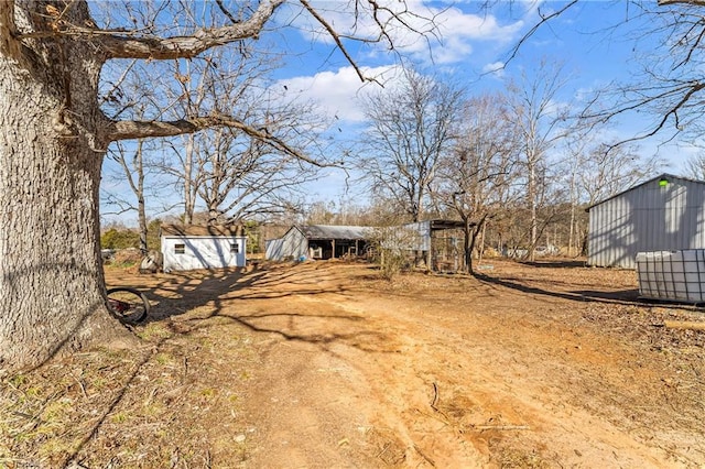 view of yard with a storage unit