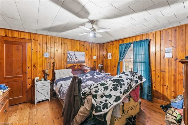 bedroom featuring light hardwood / wood-style flooring and ceiling fan